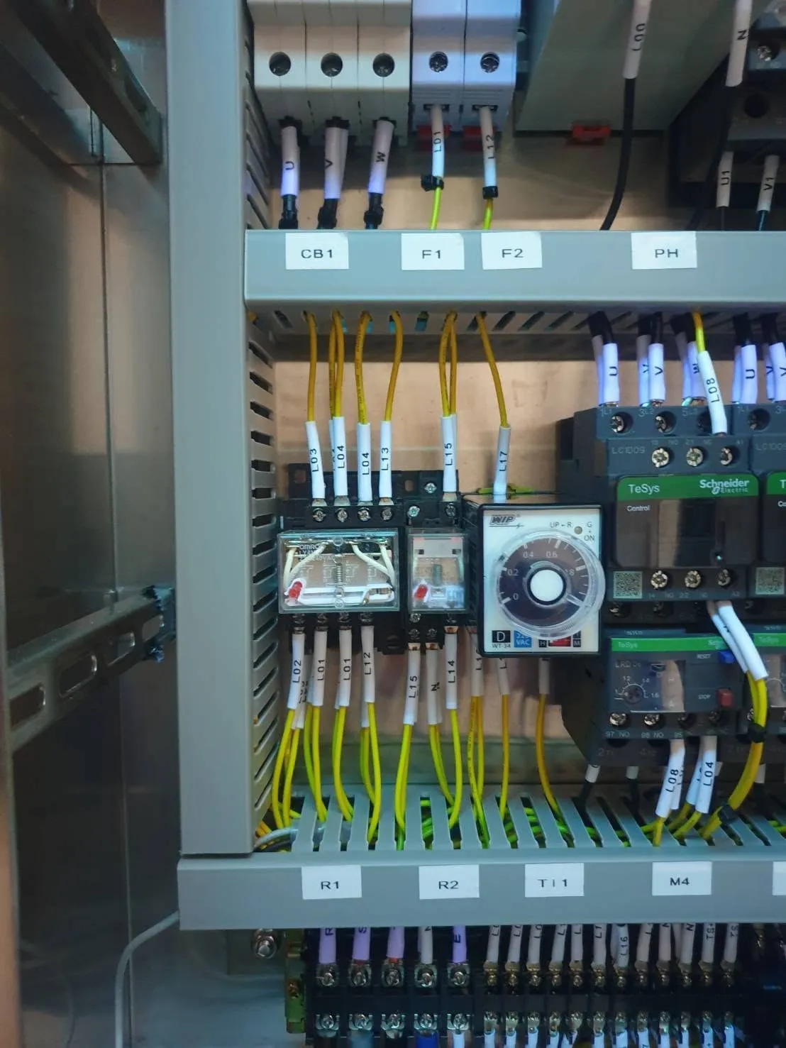 ผลงาน ARSO Temp Equipment — จัดระบบเบรกเกอร์ รีเลย์ และไทเมอร์
