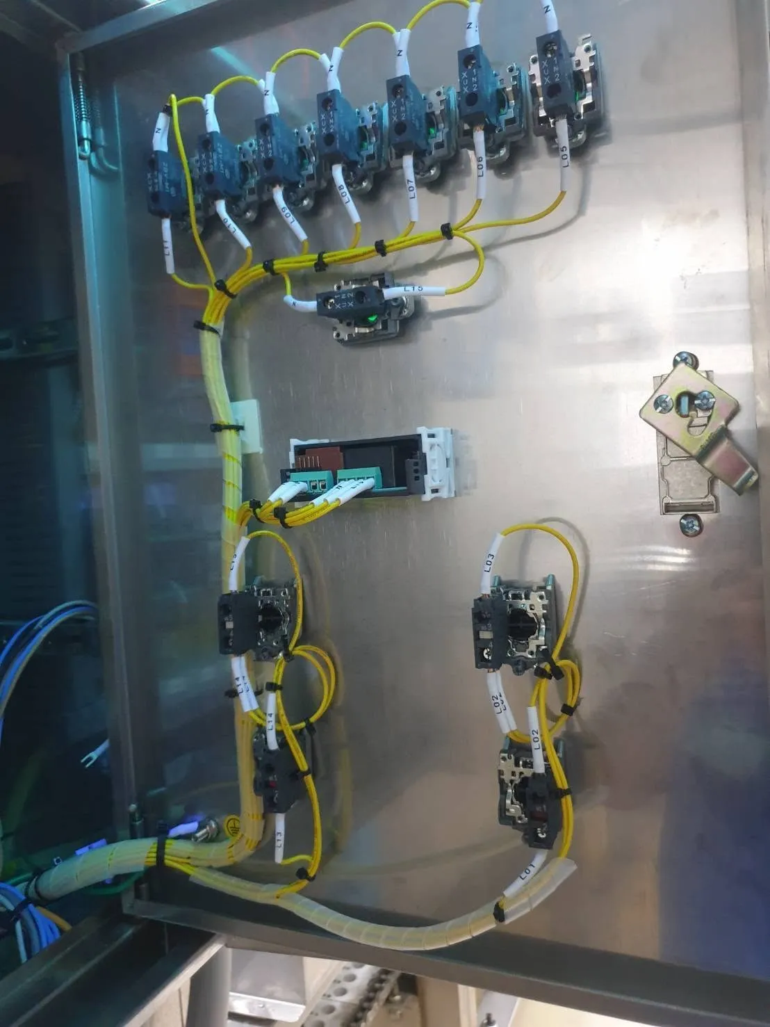 ผลงาน ARSO Temp Equipment — เดินสายหน้าตู้ เรียบร้อย ซ่อมบำรุงง่าย