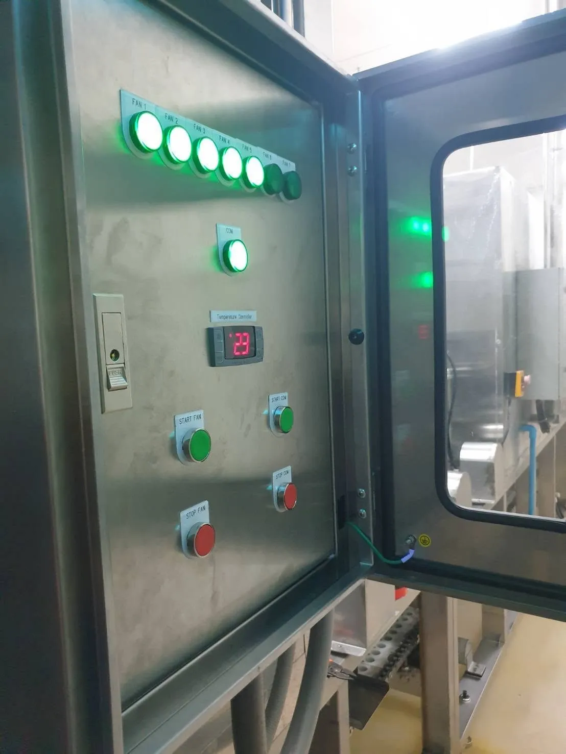 ผลงาน ARSO Temp Equipment — หน้าตู้พร้อมไฟแสดงสถานะและเครื่องควบคุมอุณหภูมิ